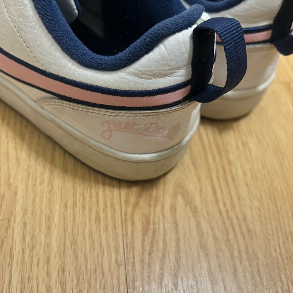 Nike , White , youth size 6.5 - Picture 6 of 8